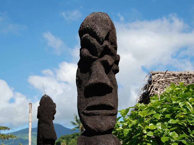 159- Tiki a l'entree du village.JPG